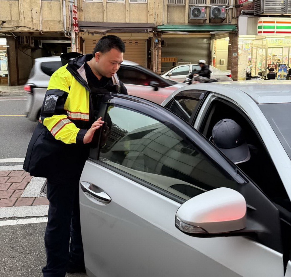 老翁買菜代步車沒電又找不到家 大園分局警暖心協助平安回家 - https://www.watchmedia01.com