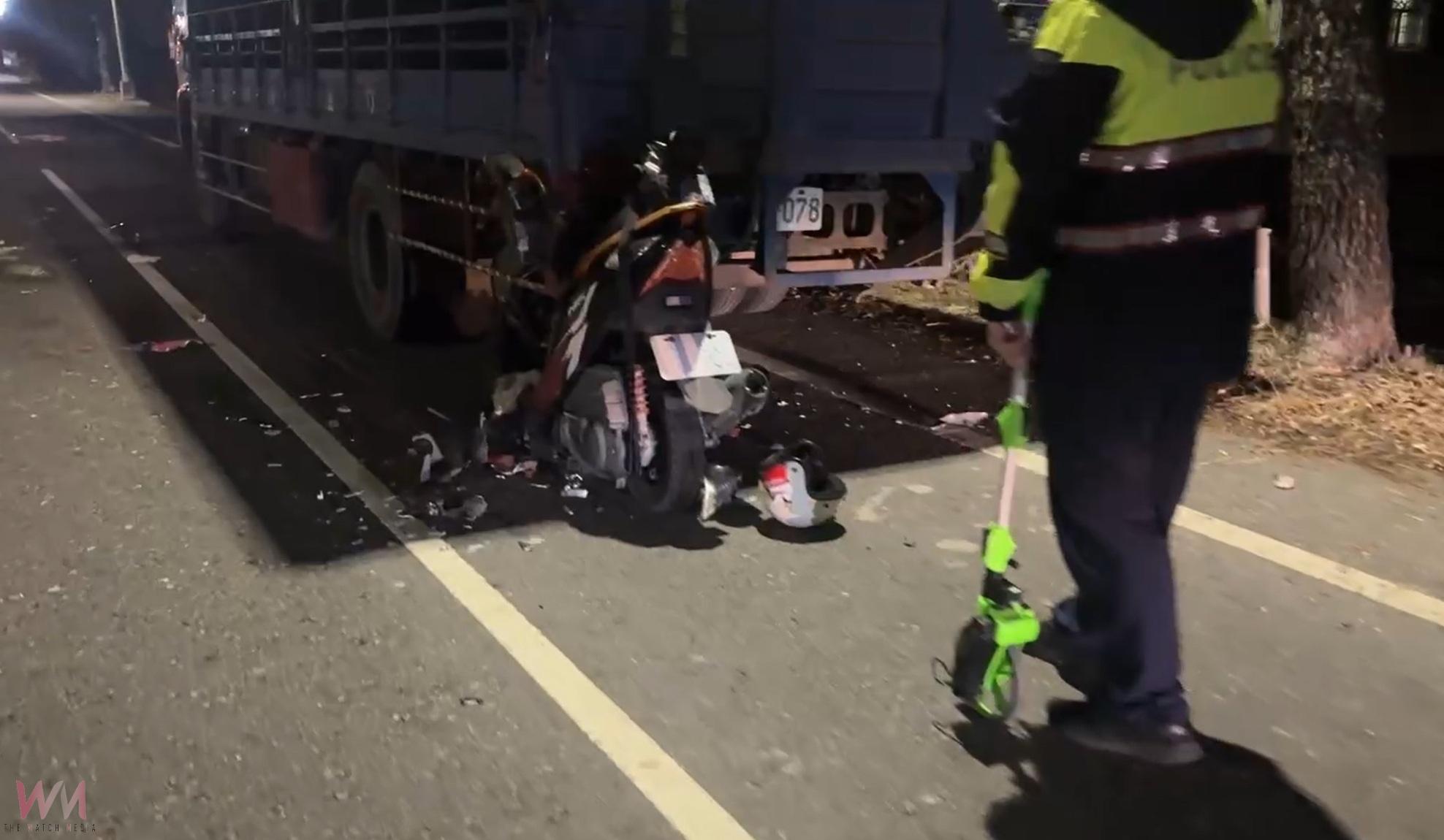 （有影片）／斗六騎士疑自撞違停大貨車　受困車底搶救不治身亡