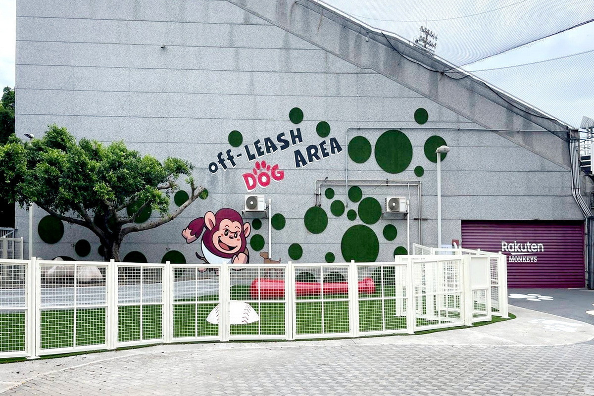 桃園市政府與中華職棒樂天桃猿攜手合作,打造全台第一座國際棒球場「寵物友善專區」。