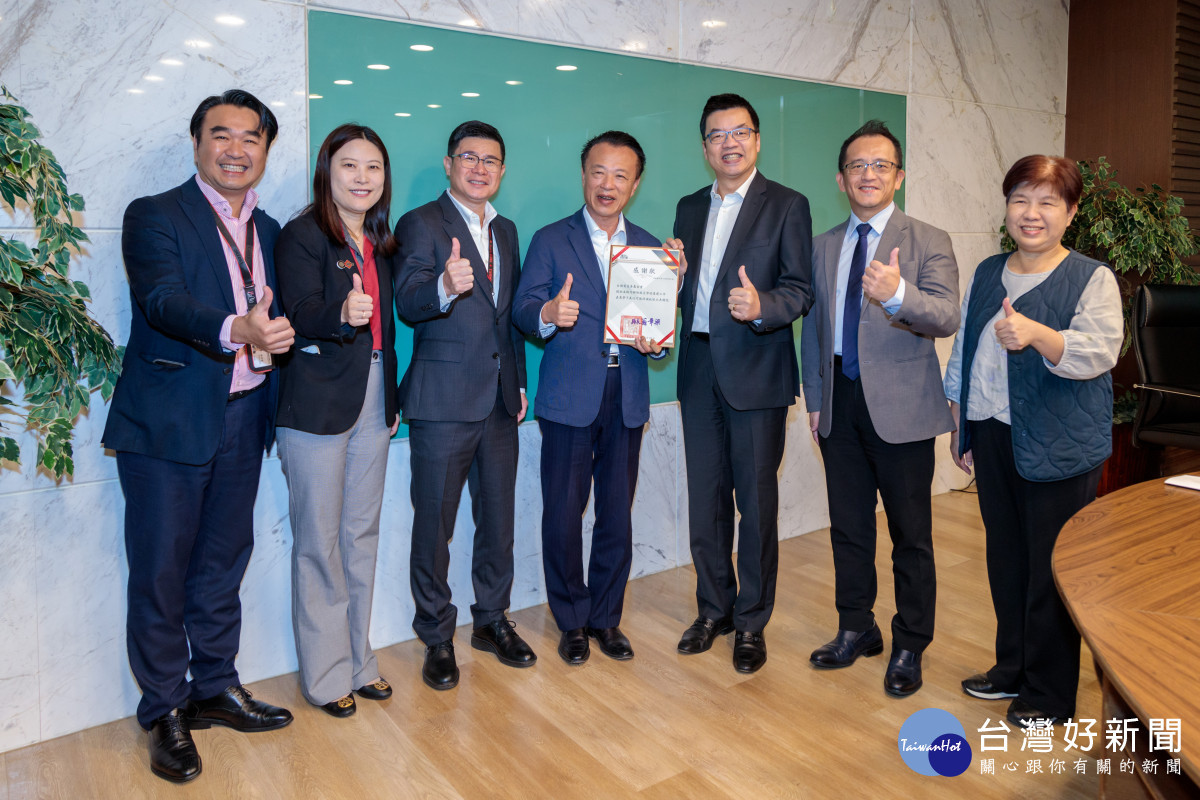 台積電助嘉義縣校園風災復原，翁章梁頒發感謝狀／嘉義縣府提供