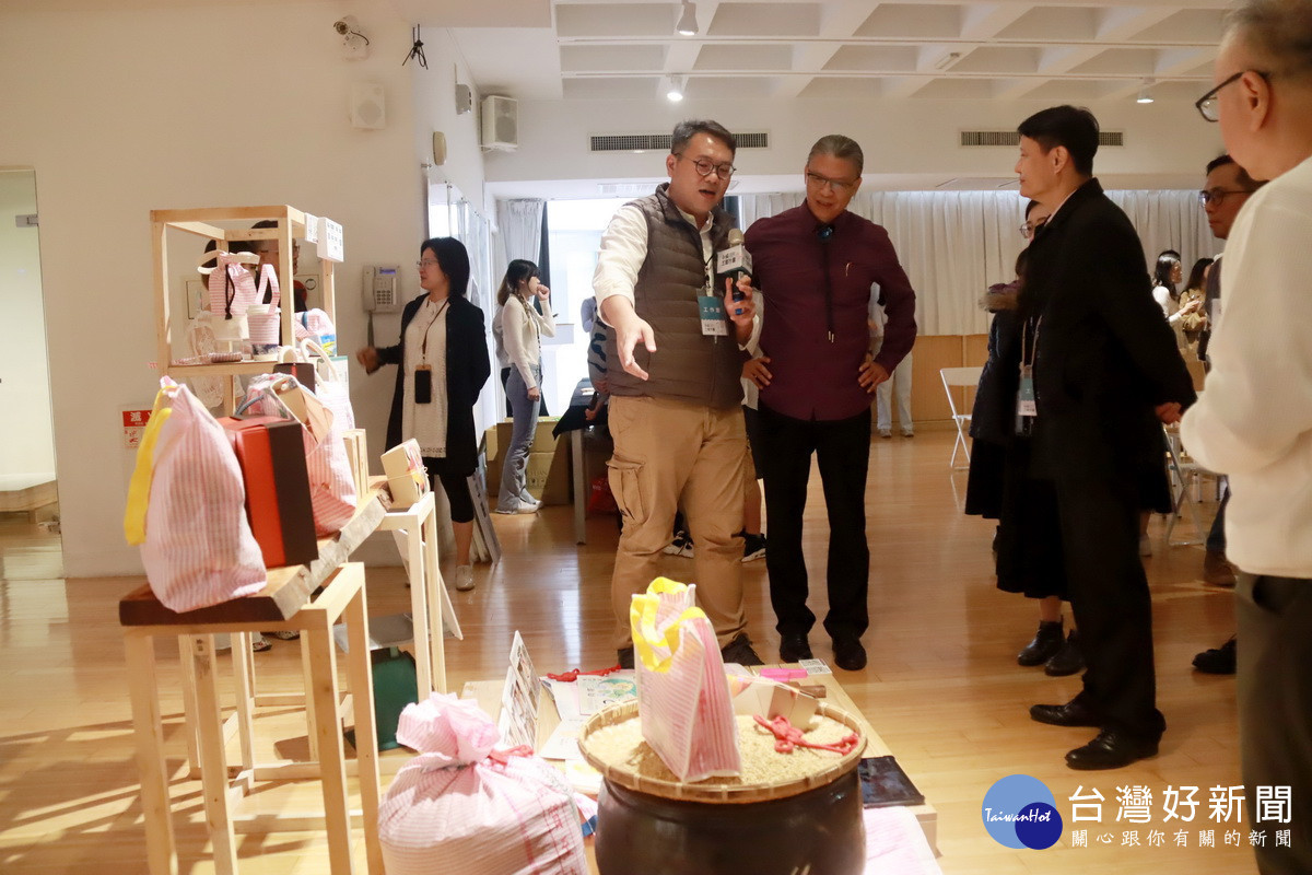 陳殿禮主任到各組展區巡禮。(記者扶小萍攝)