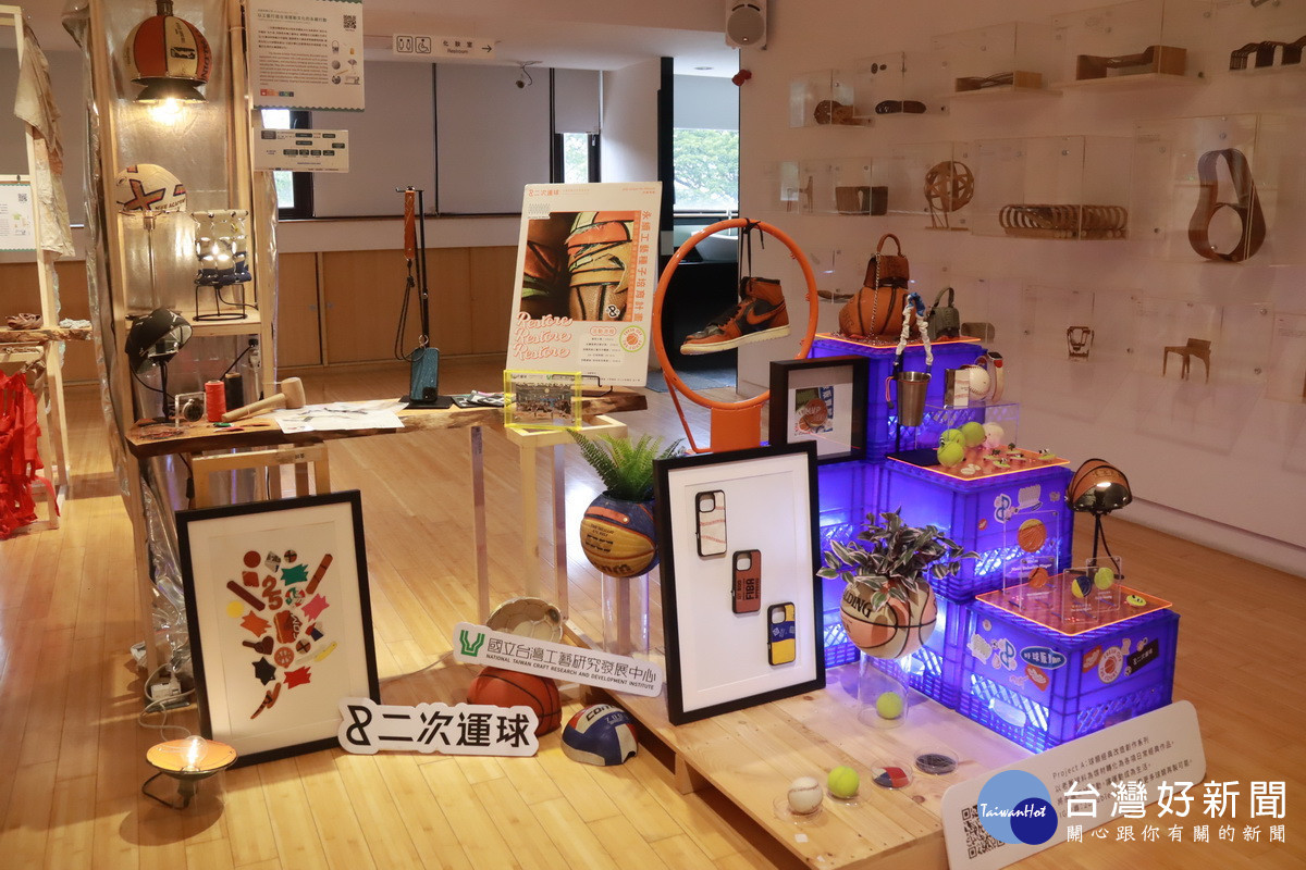 10組計畫團隊展示並現場介紹。(記者扶小萍攝)