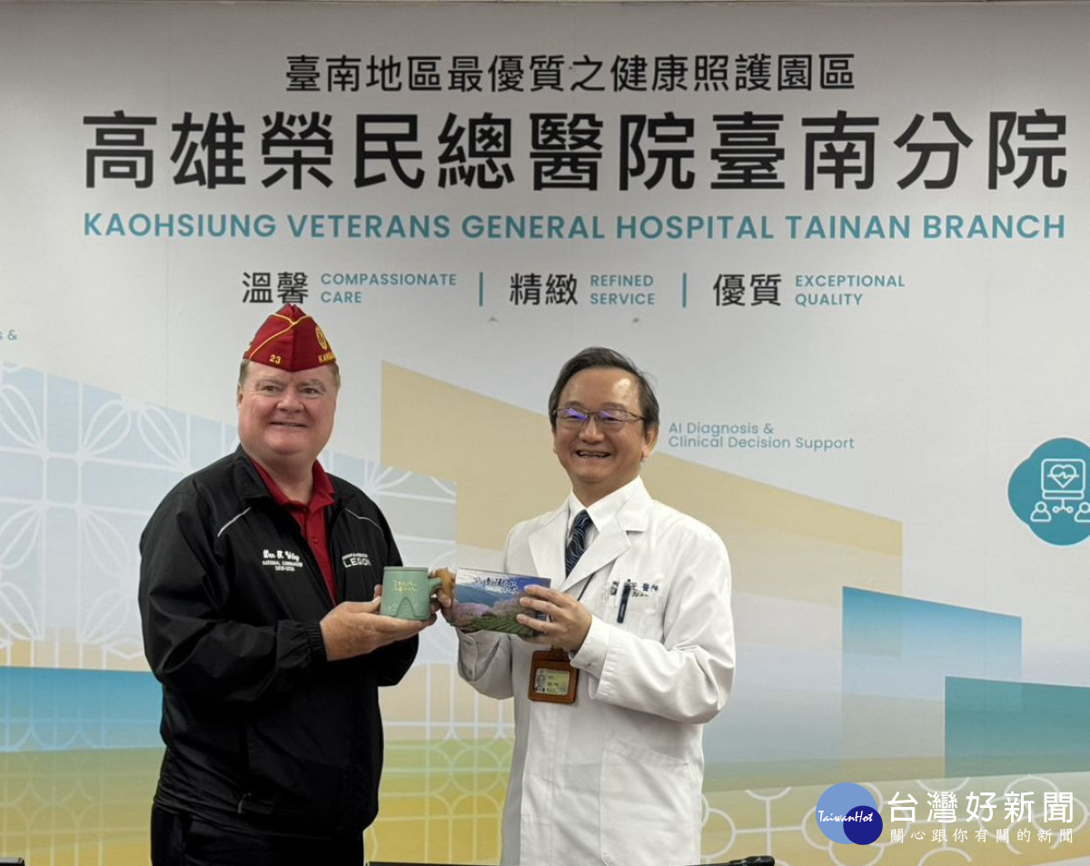 鄭名芳院長(右)歡迎懷利總會長來訪，展現臺美友好與退伍軍人照護交流情誼。