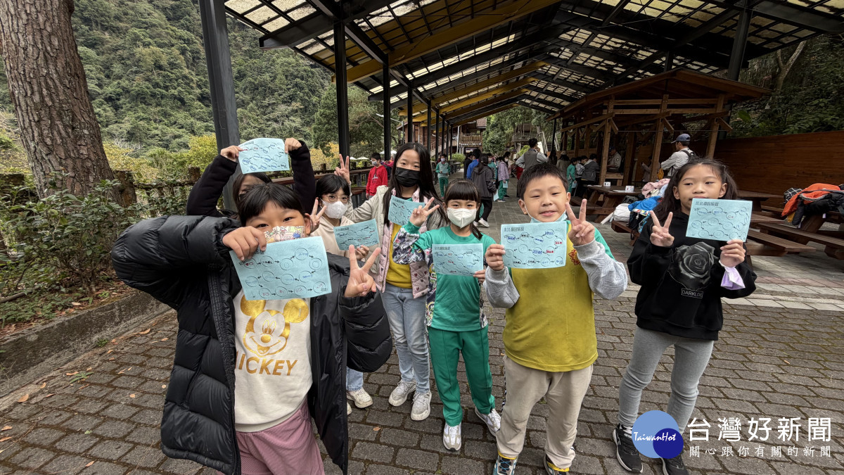 「我是小水滴，我要去旅行！」透過趣味的角色扮演遊戲，學生們化身為一顆顆小水滴，模擬在大氣、海洋、陸地與生物體之間的循環過程。在遊戲中，孩子們深刻體會到水資源在地球上流動的奇妙旅程。圖／福德國小提供