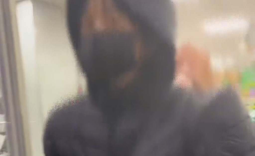影／女莫名朝人丟雞蛋！還出手扯頭髮踢人　警到場稱「就想丟」