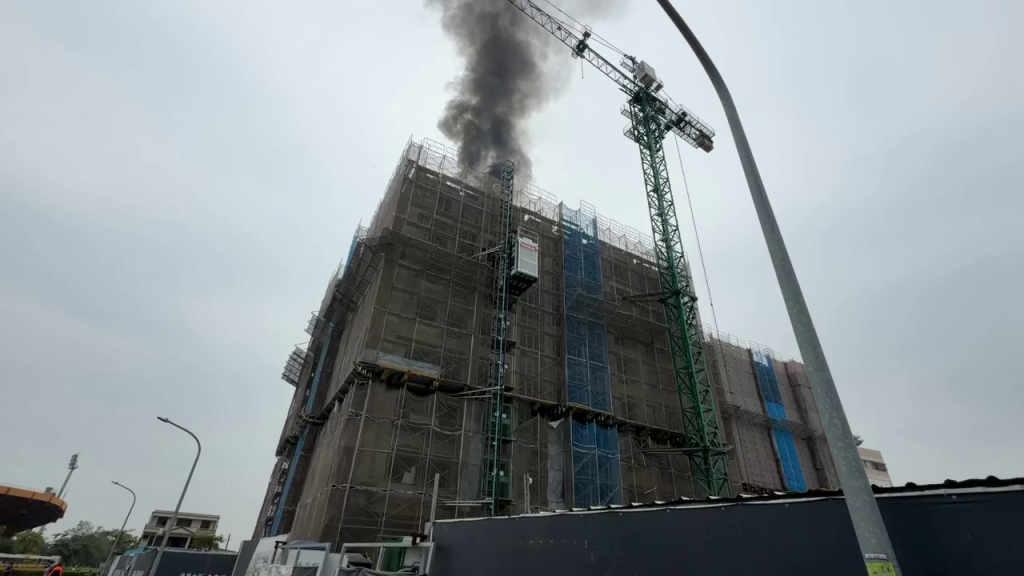 台南新營工地火警!7樓如煙囪狂冒黑煙 火灰掉地下室再延燒