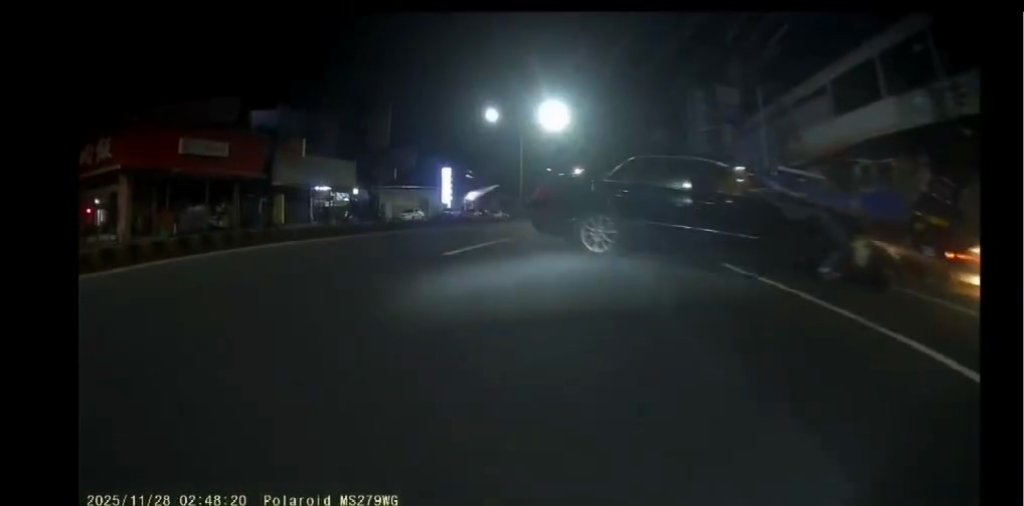 影／轎車凌晨自撞3車打橫卡路　後方騎士閃避不及撞上！駕駛棄車逃跑警追緝