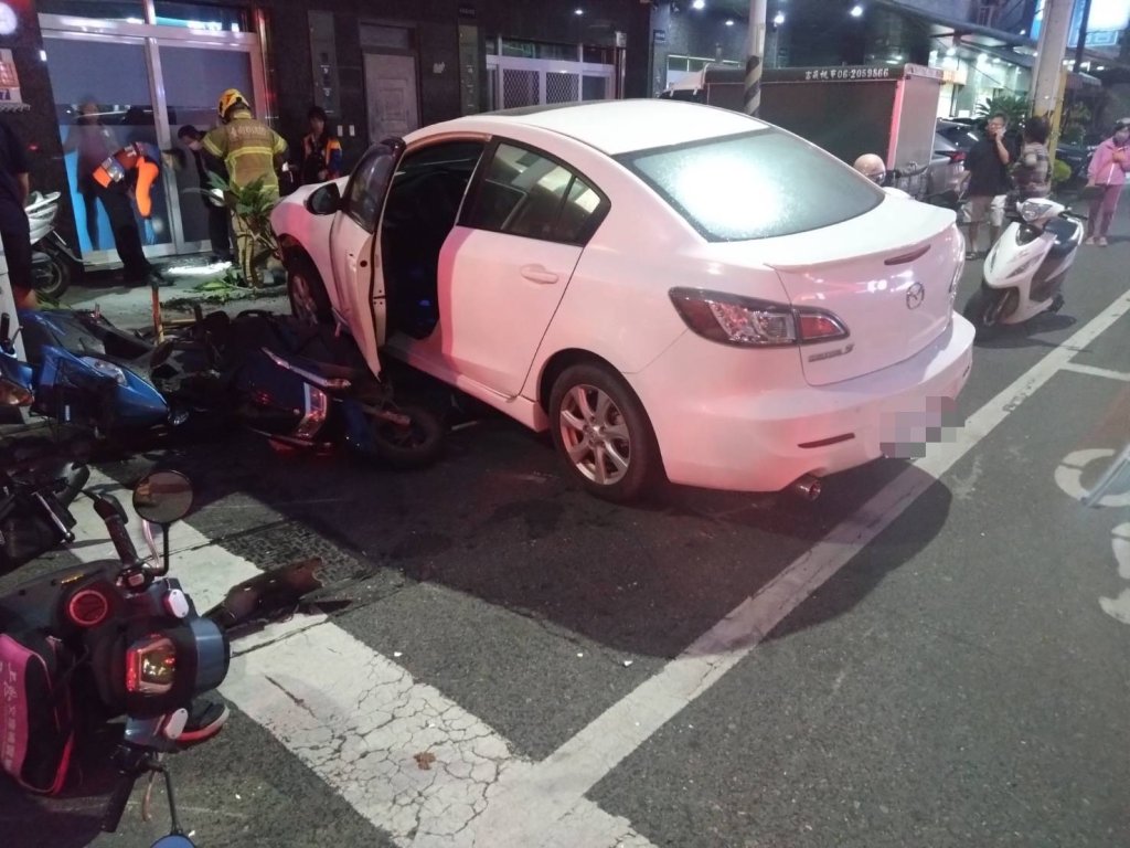 新/台南2車追撞!波及8車7人 多人輕重傷送醫