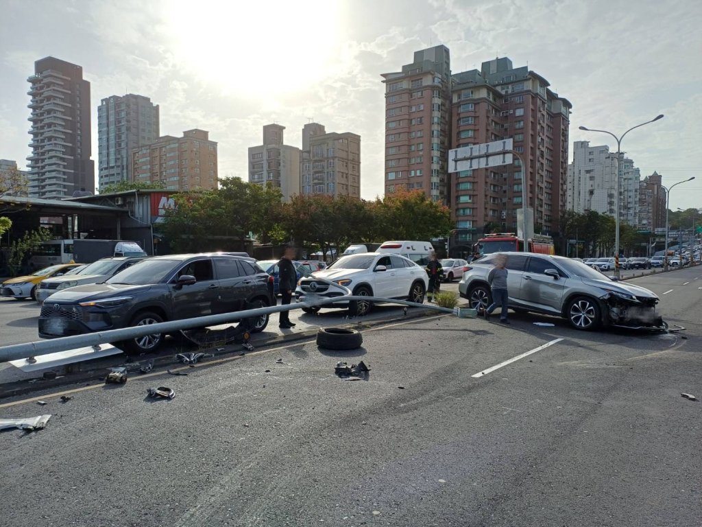 北投大度路驚險瞬間!74歲駕駛自撞燈桿 倒塌燈柱砸中對向3車