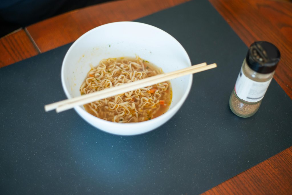 泡麵湯別再倒馬桶!日本名廚曝超噁後果 環保局認證:真的會堵爆