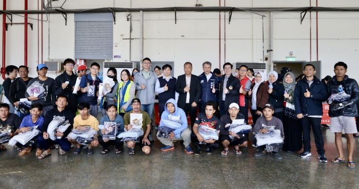 關懷外籍漁工 新北秋冬送暖邀請醫師義診 28 《圖說》新北勞工局聯合漁業署、移民署、漁業處、警察局、印尼經濟貿易代表處與萬里漁會,秋冬送暖外籍漁工。〈勞工局提供〉
