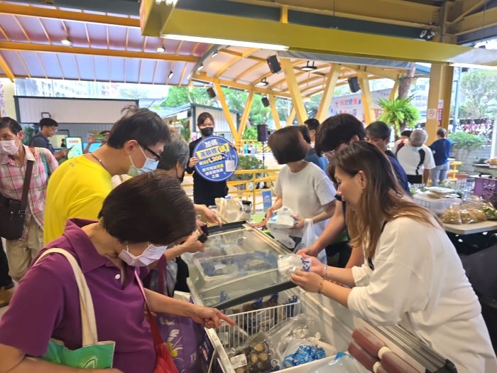 貢寮鮑正當季 台北市希望廣場農民市集11/29搶鱻 23 《圖說》希望廣場貢寮鮑搶鱻鮑展售活動,民眾購買貢寮漁特產品。〈漁業處提供〉