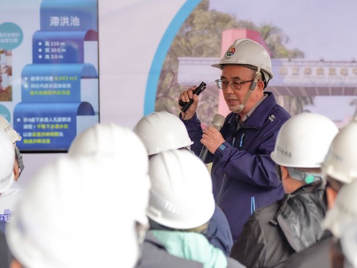 解決浮洲低窪淹水 侯友宜視察華僑高中滯洪工程 44 《圖說》水利局長宋德仁簡報說明華僑高中透水保水工程設計概念。〈水利局提供〉
