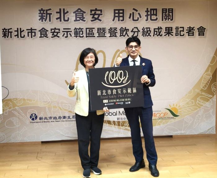 新北食安示範區暨餐飲分級展成果 表揚受獎業者 26 《圖說》衛生局長陳潤秋頒獎表揚中和環球購物中心為新北市首座「食安示範區」。〈記者葉柏成攝〉