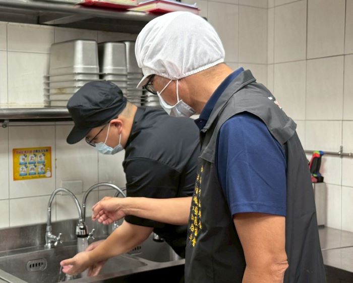 新北食安示範區暨餐飲分級展成果 表揚受獎業者 29 《圖說》餐飲衛生管理分級評核委託專業團隊現場實地輔導評核。〈衛生局提供〉