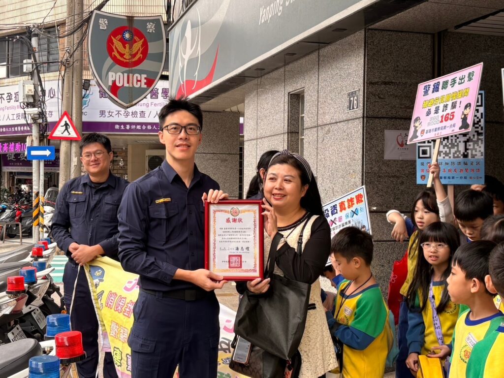 小小波麗士參訪派出所 警攜手推校園安全教育 33 MEITU 20251128 145656543