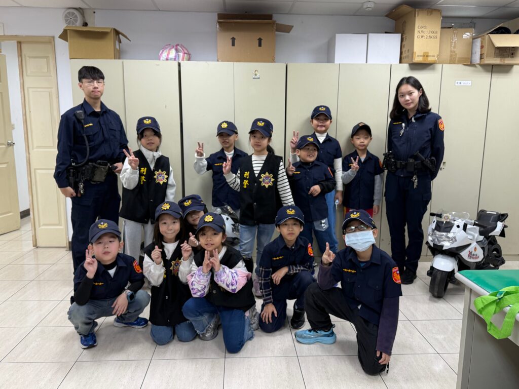 小小波麗士參訪派出所 警攜手推校園安全教育 35 MEITU 20251128 145801245