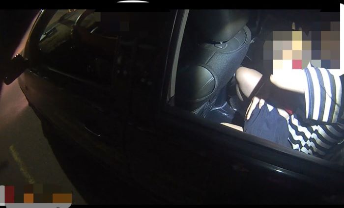 《圖說》員警見小朋友身體不適 立即協助開道護送幼子就醫。〈三重分局提供〉