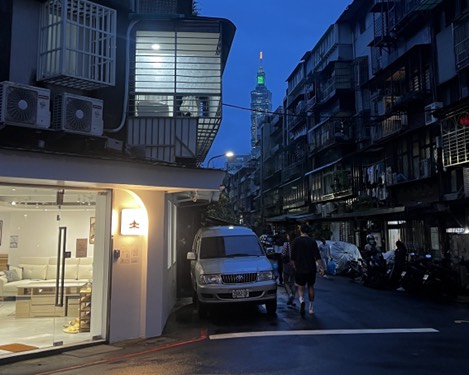 餐桌放不下? 年輕家庭用一張桌子解決兩種需求 53 S 89235759