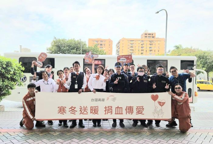 高鐵寒冬送暖捐血傳愛 板橋站熱情響應救人又助己 29 《圖說》高鐵板橋站舉辦「寒冬送暖 捐血傳愛」公益捐血活動,熱血民眾踴躍挽袖共襄盛舉,前排中高鐵板橋站長陳蕙華、右一高鐵板橋站專員邱光文。〈高鐵板橋站提供〉