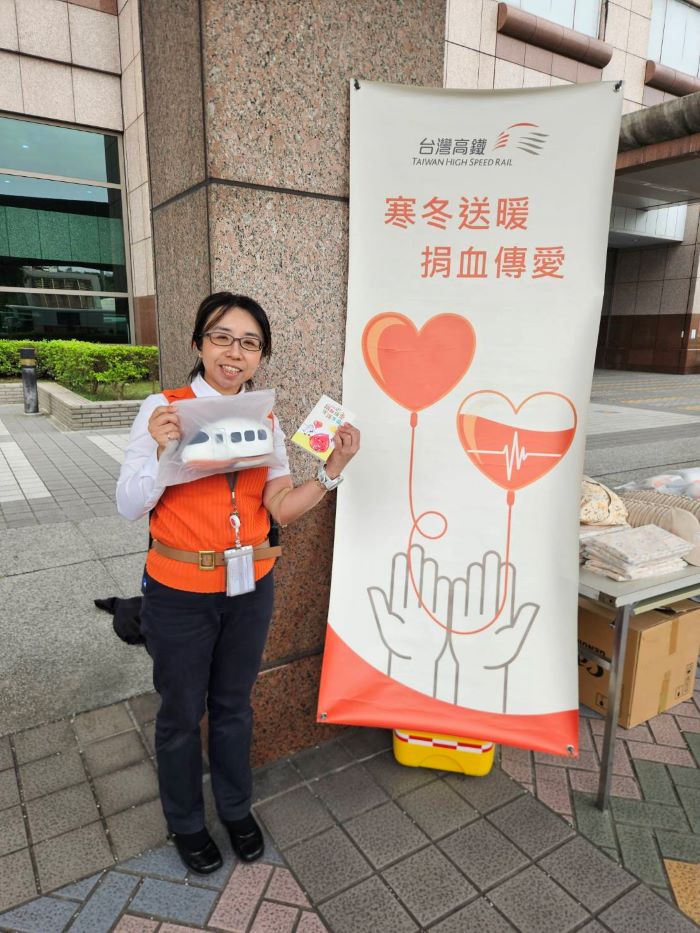 高鐵寒冬送暖捐血傳愛 板橋站熱情響應救人又助己 30 《圖說》高鐵員工熱烈響應挽袖捐熱血。〈高鐵板橋站提供〉