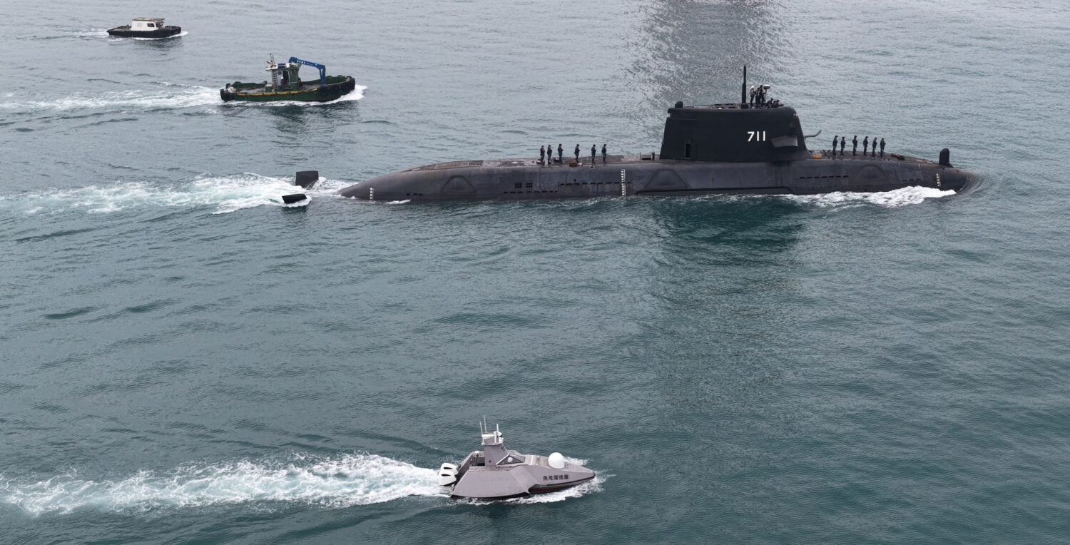 台船:「海鯤軍艦」完成浮航測試