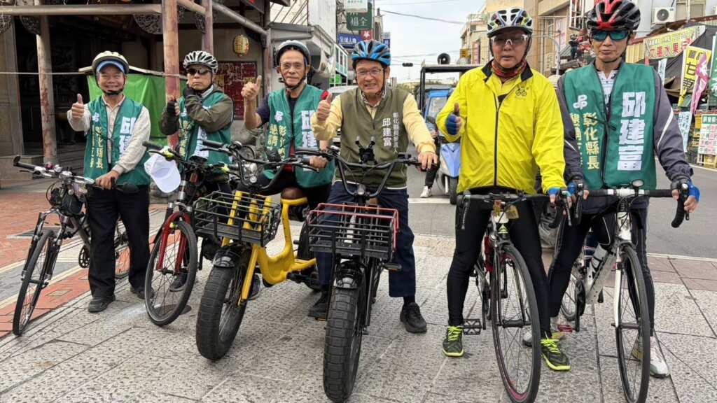 ▲彰化縣長參選人邱建富今日化身「最接地氣的郵差富哥」,挑戰單日百公里、繞行彰化八大分局區郵局,用雙腳和汗水走進鄉親,展現「使命必達」的縣政決心。(記者林明佑翻攝)