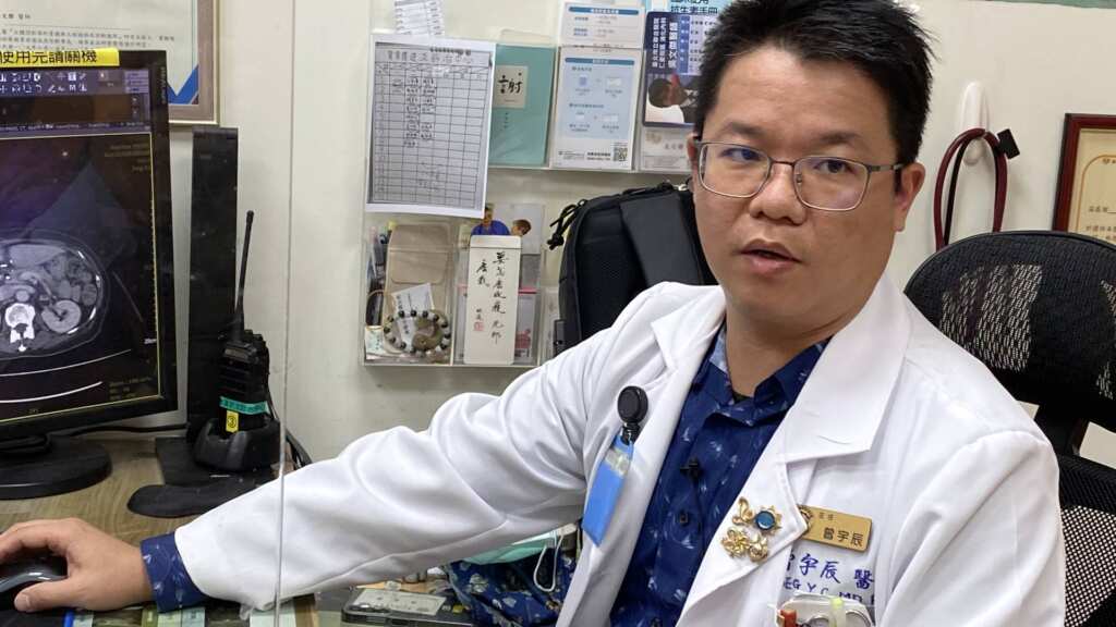 ▲員榮醫院胃腸肝膽科曾宇辰醫師解說，置放置放金屬膽道支架過程。（圖／員榮醫院提供）