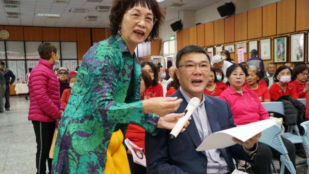 ▲鹿港鎮長許志宏今日主持在公所四樓禮堂舉辦的「鹿港鎮114年長青學苑研習班成果展」,看到長輩們在一年的努力學習下,所呈現的豐碩成果,不禁鼓掌叫好。(記者林明佑翻攝)