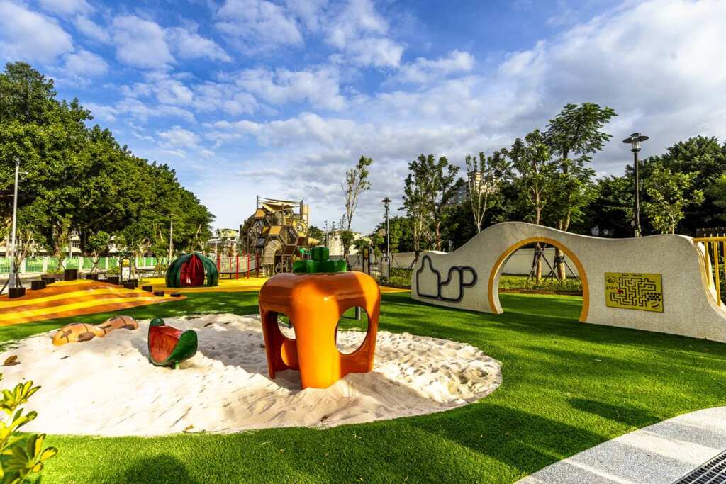 ▲新莊區快樂公園設置共樂地景沙坑區、蜂巢主題遊戲區、健康樂活區等五大區,提供長者孩童、行動不便者都能安心往來。