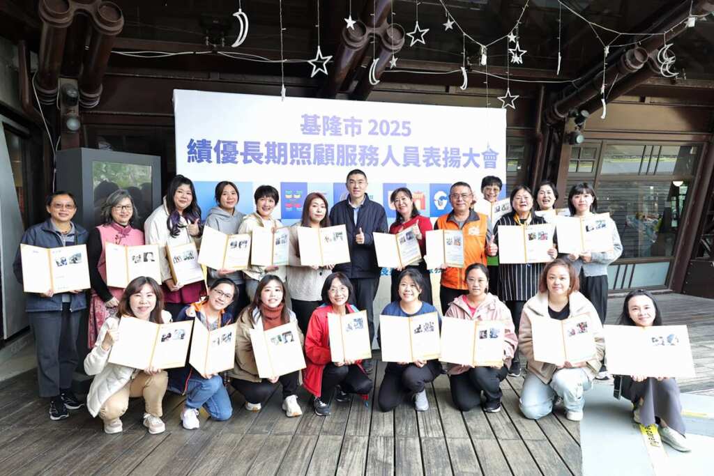 ▲基隆市長謝國樑向長照人員表示敬意。