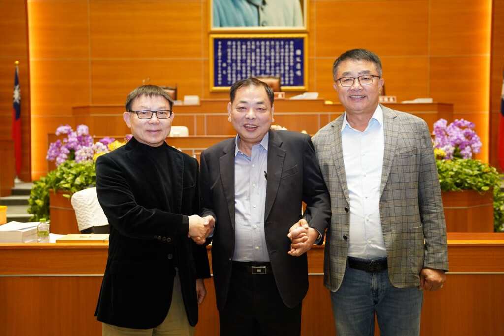 ▲新竹縣115年度總預算案暨附屬單位預算及綜計表,今日經新竹縣議會順利審議通過,(左起)議長張鎮榮、副縣長陳見賢、副議長王炳漢會後合影。