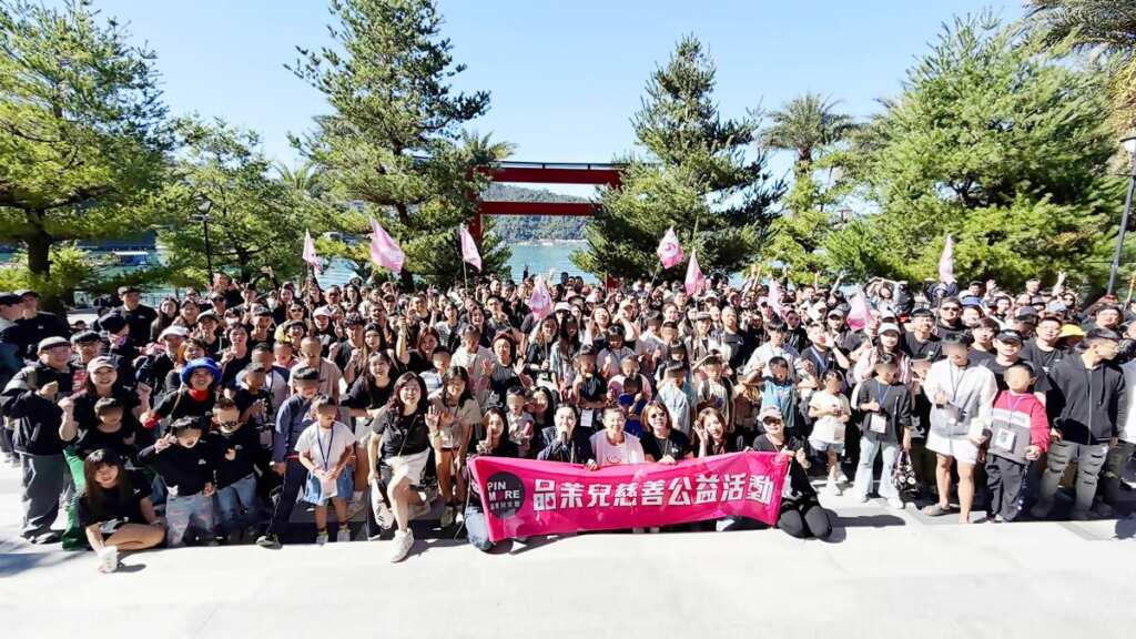 ▲品茉兒生醫執行長高子翔號召近400位事業商夥伴共同響應公益，帶著33位南投仁愛鄉春陽部落賽德克族的孩童，一起搭乘日月潭遊覽車，暢遊九族文化村。（圖／品茉兒生醫提供）