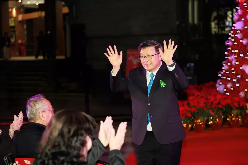 主辦單位億光文化基金會葉寅夫董事長揮手致意