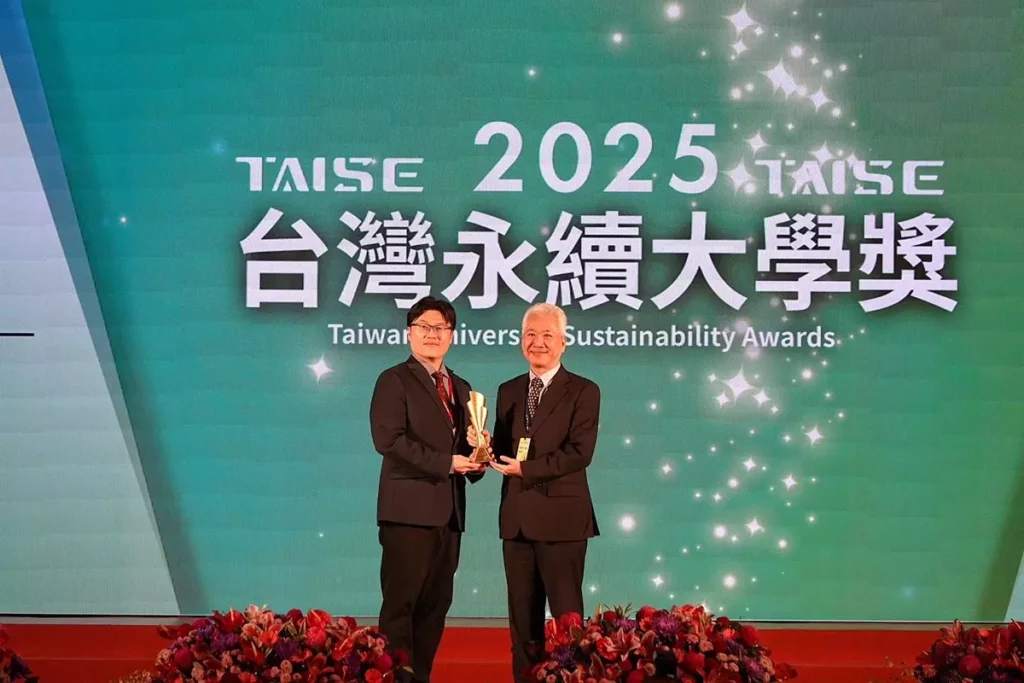 東海大學以「教育實現共好社會與未來」為核心理念,於「2025臺灣永續大學獎」榮獲三大獎。副校長劉正(右)代表出席領獎。(圖/東海大學提供)