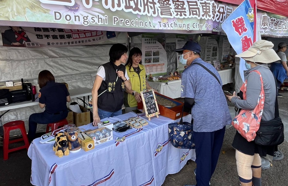 ▲圖說:「2025 新社花海暨臺中國際花毯節」吸引龐大遊客湧入,東勢警分局部署大量警力服務民眾 (圖/台中市政府 提供)