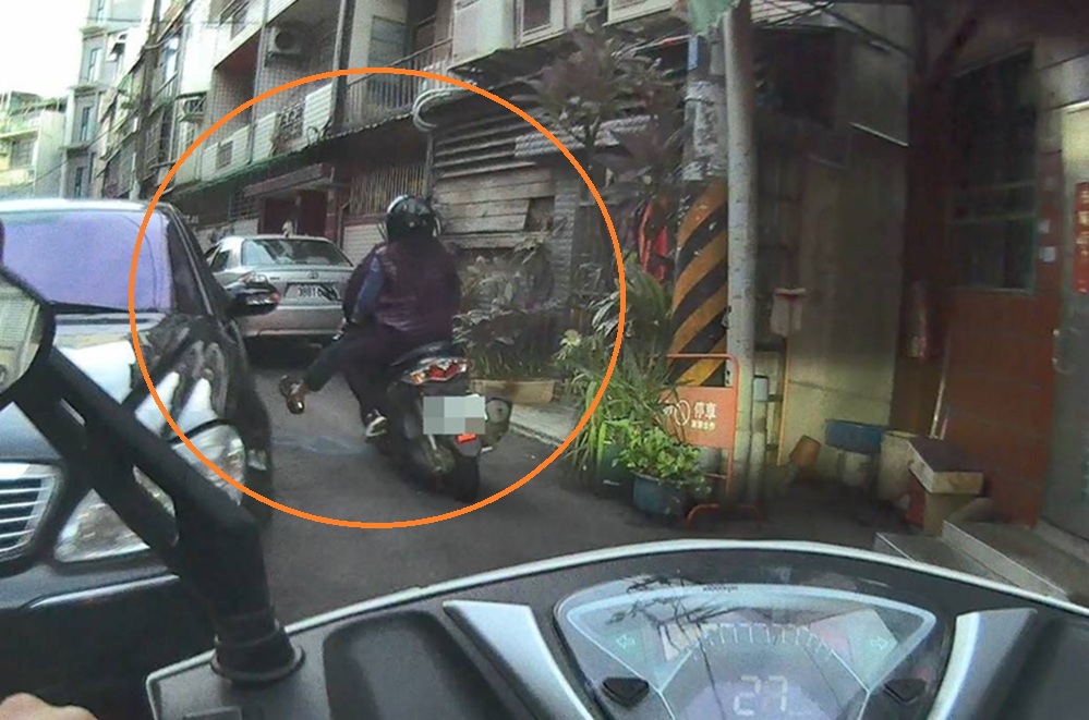通緝男騎機車狂逃躲警 蛇行閃車後座女友頭暈軟腳 203 cnews204251128a07