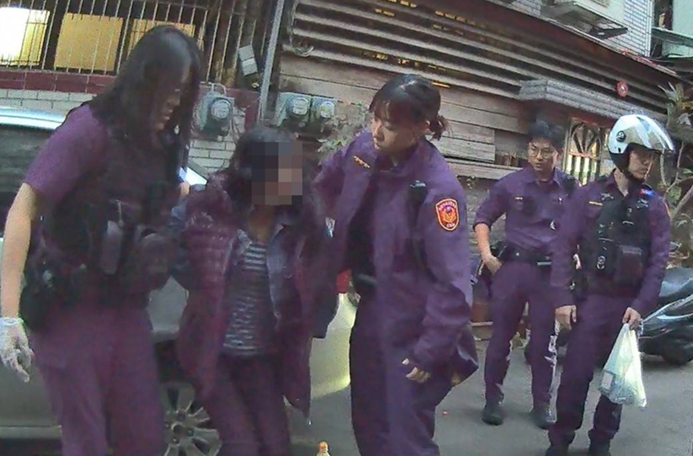 通緝男騎機車狂逃躲警 蛇行閃車後座女友頭暈軟腳 204 cnews204251128a08