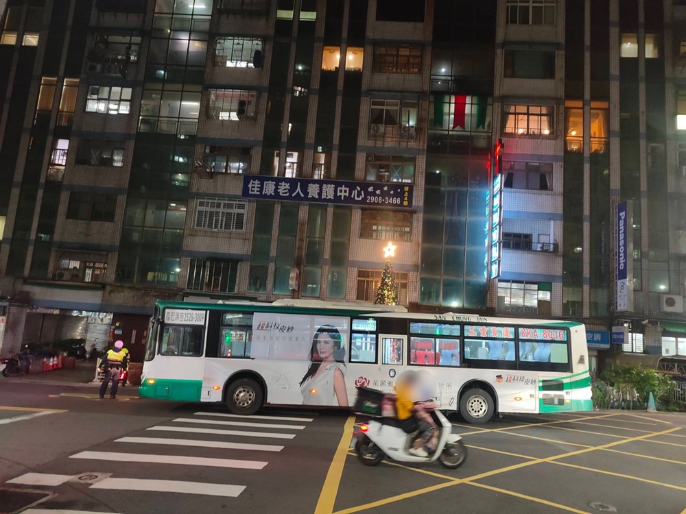 公車撞倒15歲少年 駕駛辯稱路口超商招牌燈太亮 229 cnews204251128a11