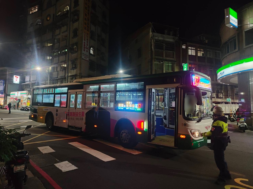 公車撞倒15歲少年 駕駛辯稱路口超商招牌燈太亮 230 cnews204251128a12