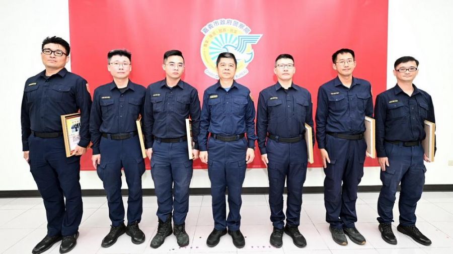 嘉市警局局長頒發員警好人好事榮譽獎狀  表彰熱心為民服務