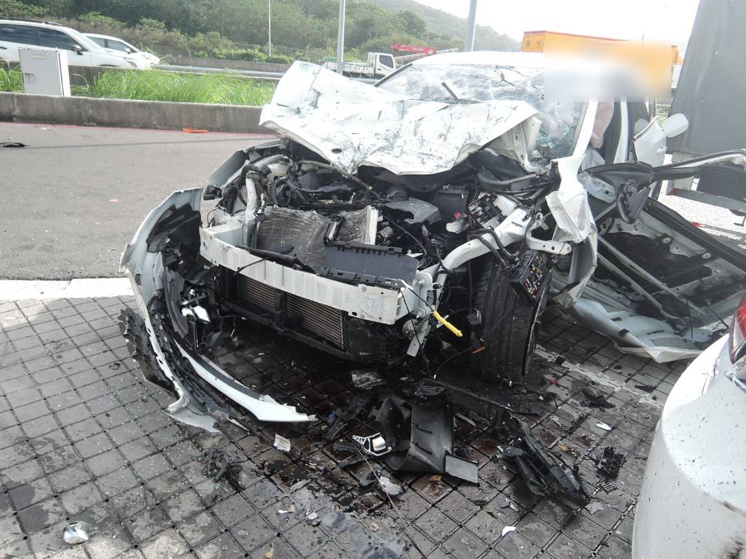 又是楊梅休息站!他開輔助駕駛自撞 5車遭波及3人受傷 926918