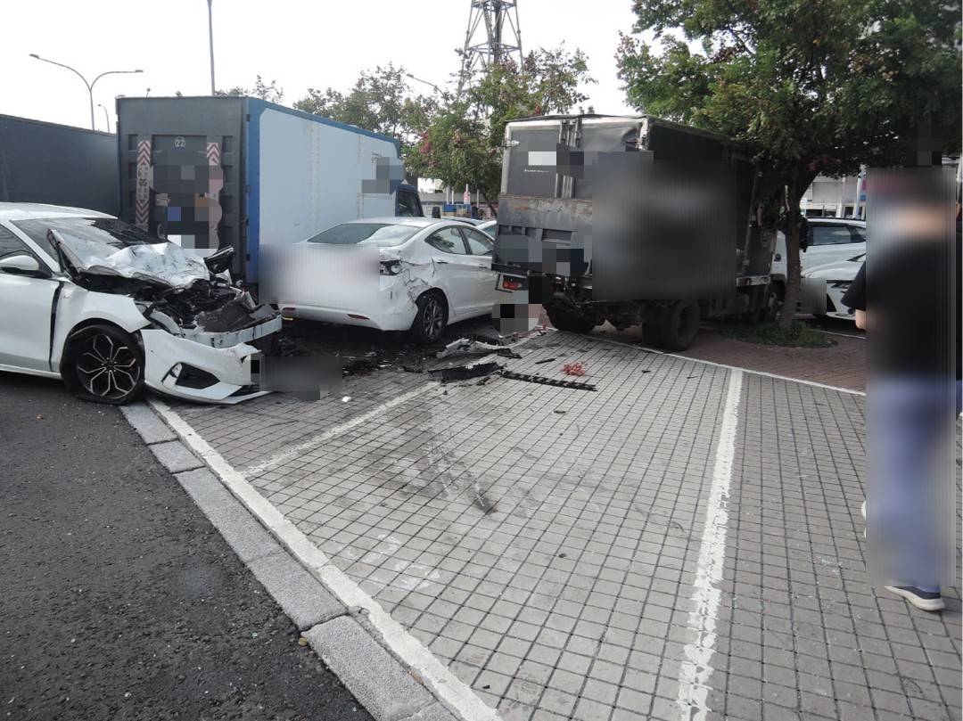 又是楊梅休息站!他開輔助駕駛自撞 5車遭波及3人受傷 926915