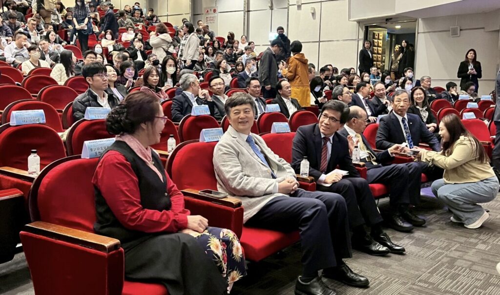 產、官、學專家,從會計準則、資產負債管理到永續報導與內部控制,全面檢視壽險業在匯率波動下如何兼顧財務報表允當表達與長期穩健經營。(翻攝畫面)