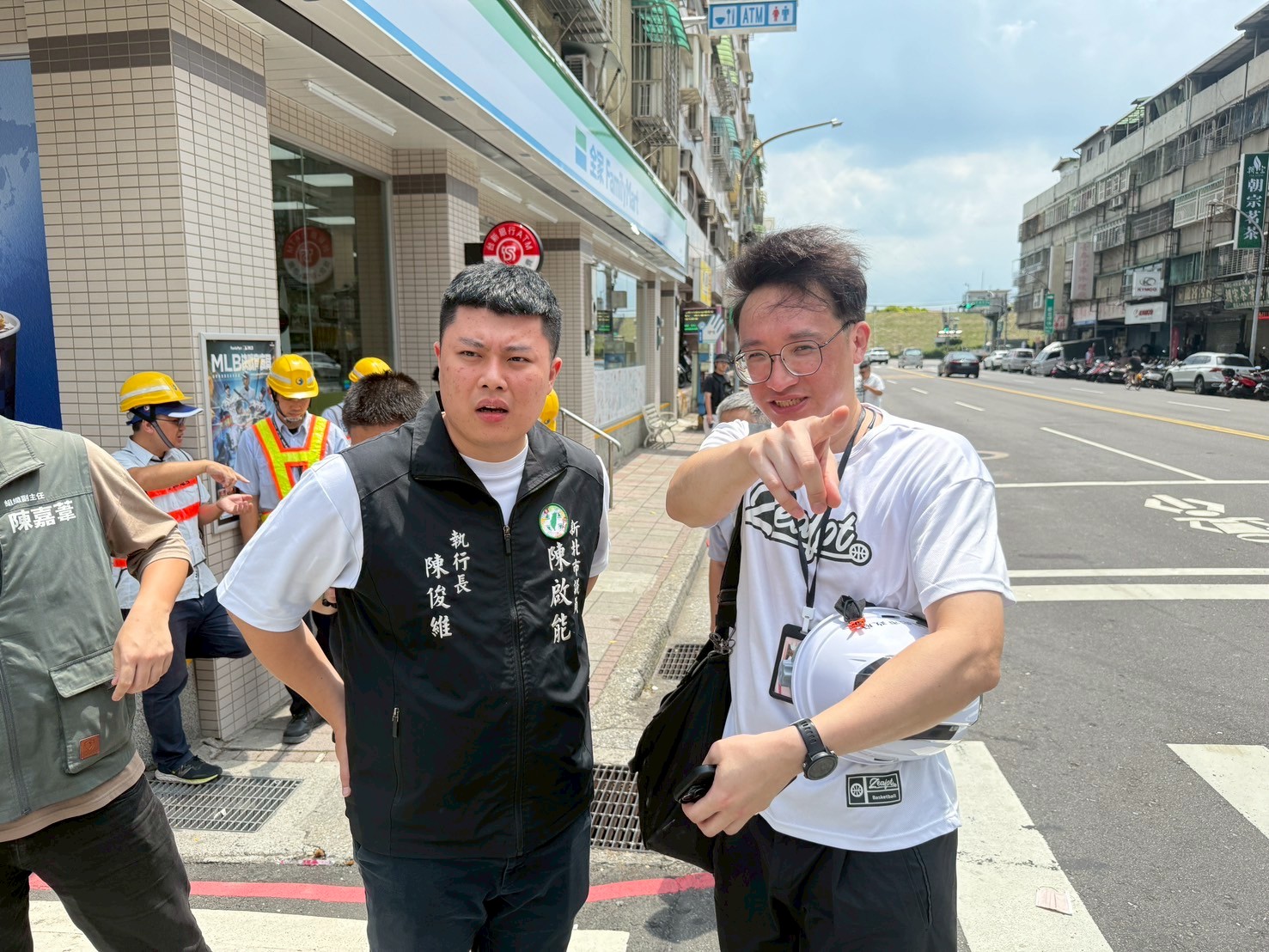 陳啟能議員服務處執行長陳俊維(左)視察工地。(記者李健興翻攝)