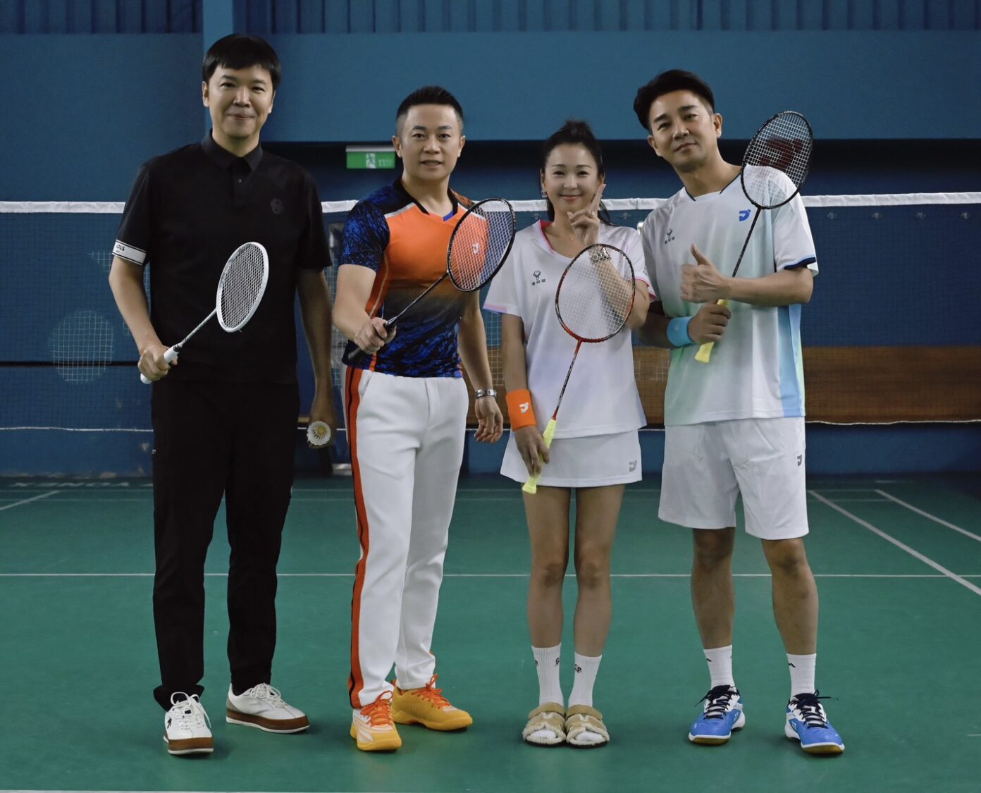 「中華羽球協會理事長」張國祚、「愛羽球」創辦人施冠伸與兩隊隊長謝承均、六月(由左至右)開心合影。(圖/愛羽球提供)