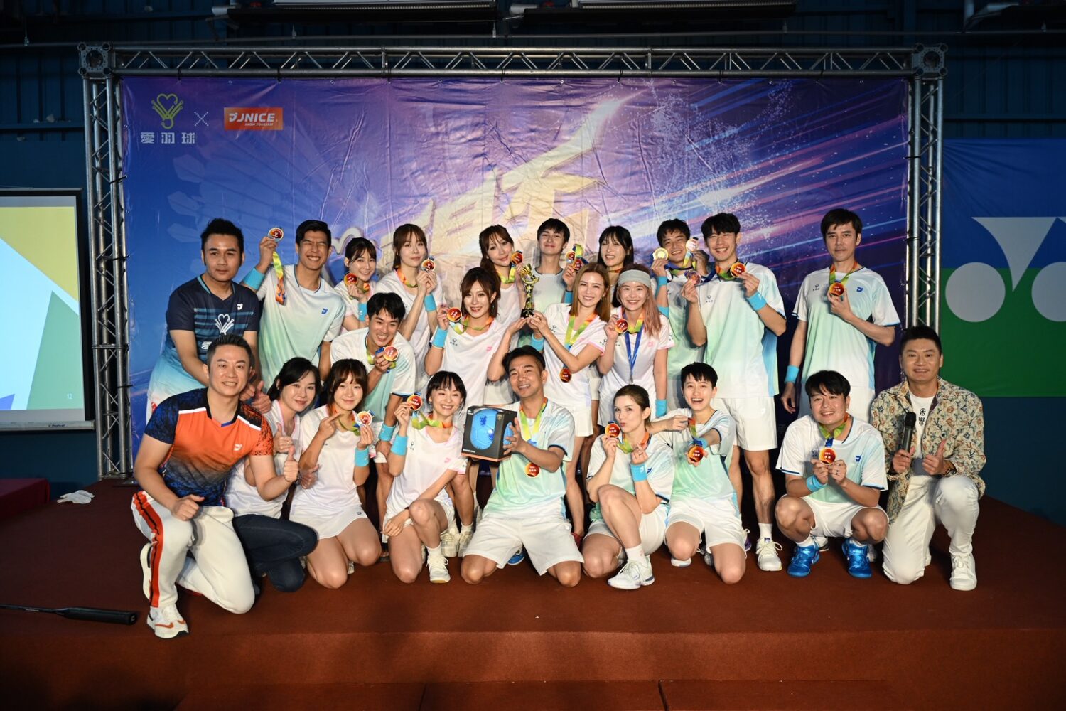 「愛星盃」藍隊奪冠,隊長謝承均(前排中)帶領眾藝人團員歡樂合影。(圖/愛羽球提供)