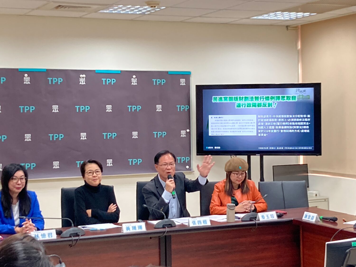 民眾黨立院黨團副總召張啓楷表示，民眾黨支持合理提升國防預算，但1.25兆軍購預算不僅目前沒有細目，更打臉卓榮泰10月說「沒看過相關預算」的說法，賴清德總統有責任說明清楚。(圖／民眾黨團)