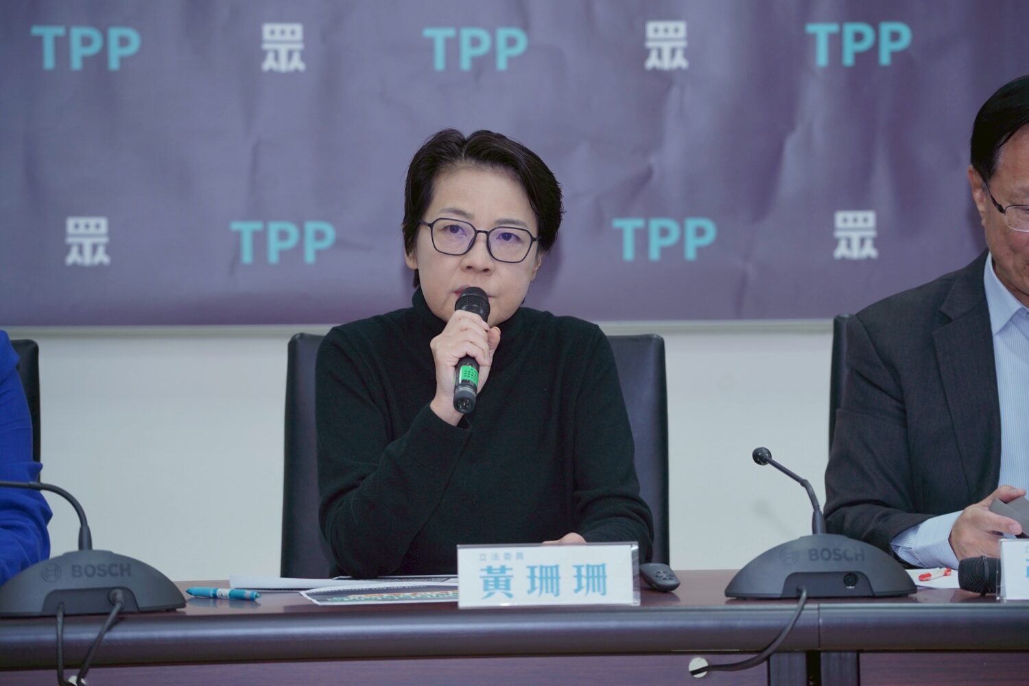 黃珊珊委員批評行政院「有史以來最多的8次覆議」，卻拿不出任何水平分配試算表，主計總處與財政部均無法說明。(圖／民眾黨團)