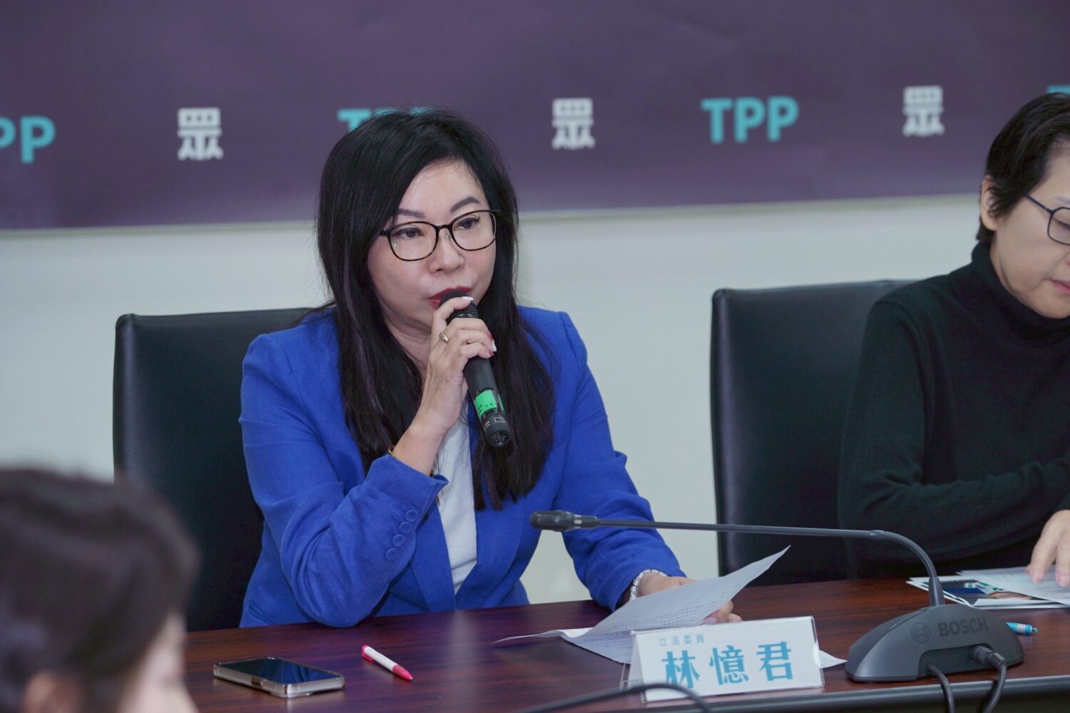 林憶君委員質疑，台灣是否因政府言行落差，正被推向準戰爭狀態。(圖／民眾黨團)